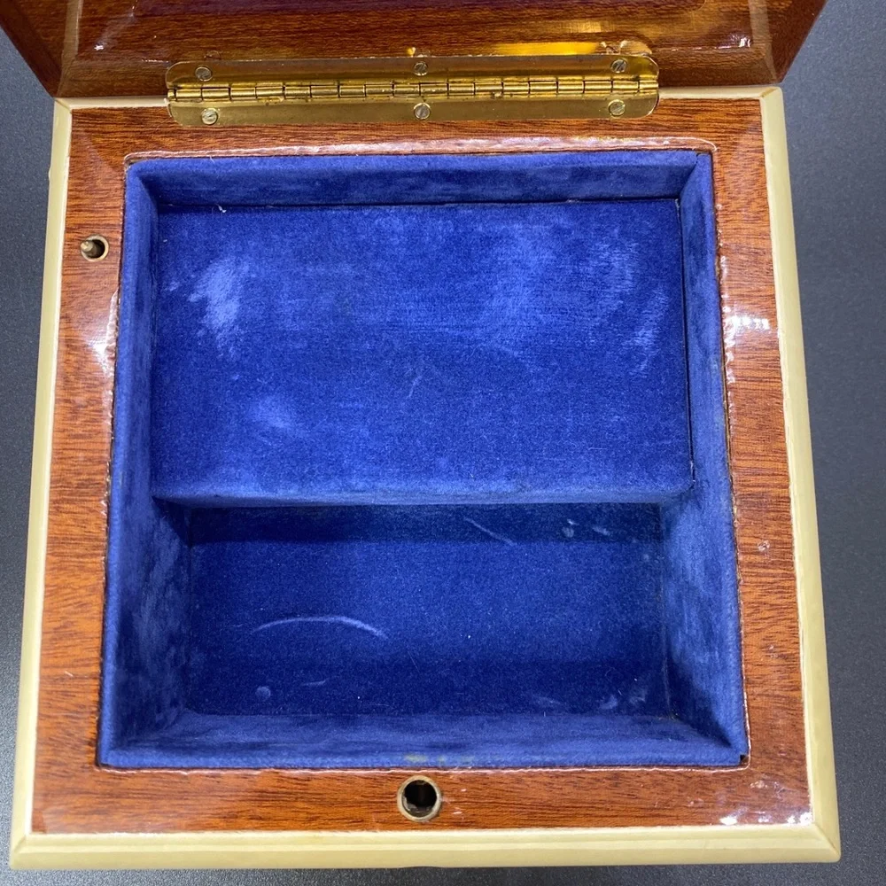 Reuge romance swiss music‎ box Italy. Without key.
